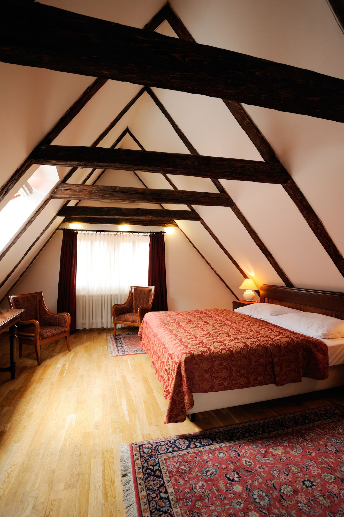 Deluxe, Twin Beds, The Charles Hotel 2/4