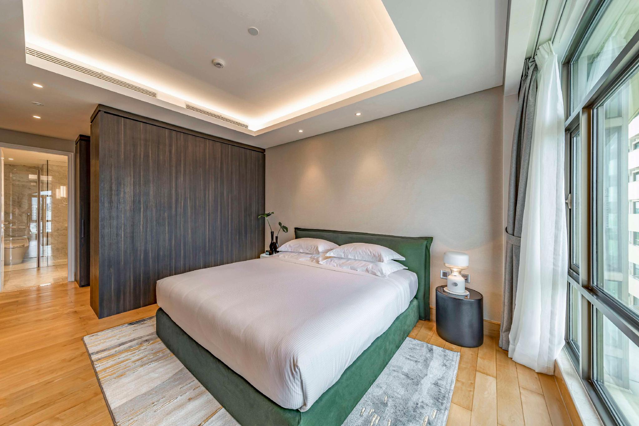 Premier, Suite