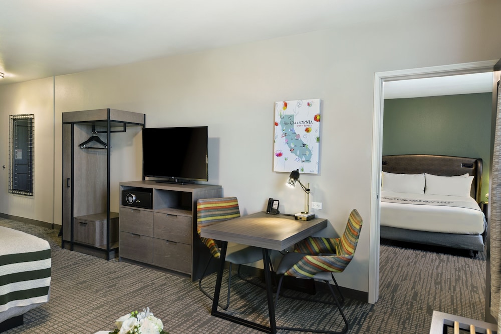 Oxford Suites Paso Robles 44/54