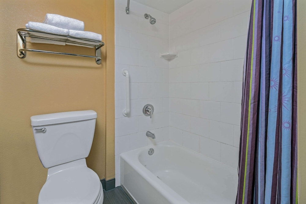 La Quinta Inn Suites By Wyndham Naples Downtown 14/48