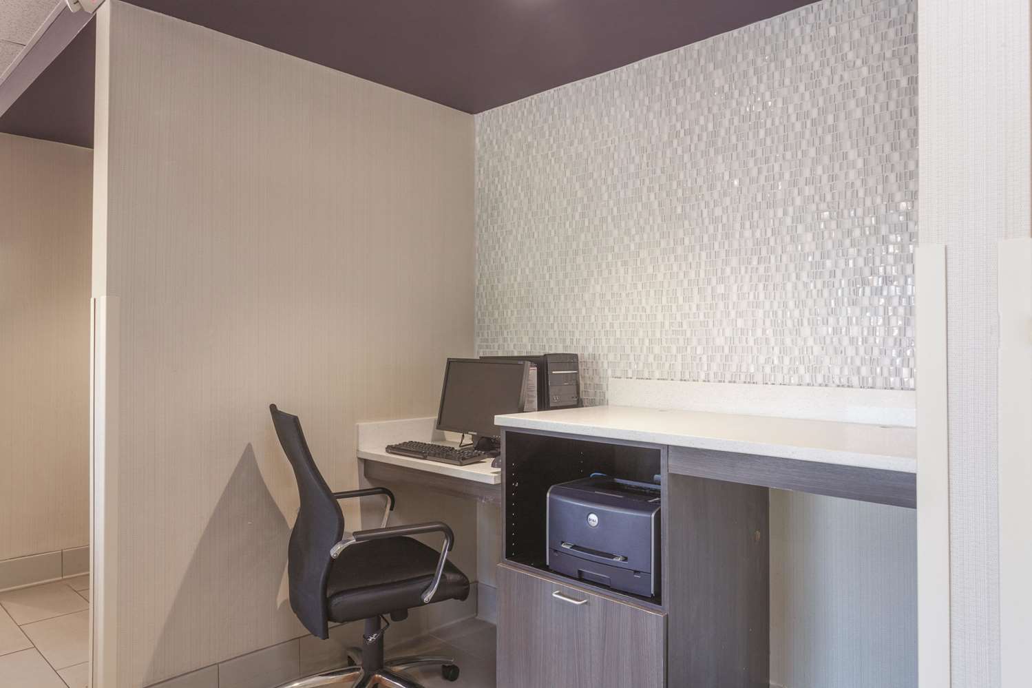 La Quinta Inn & Suites by Wyndham Jackson Airport 14/17