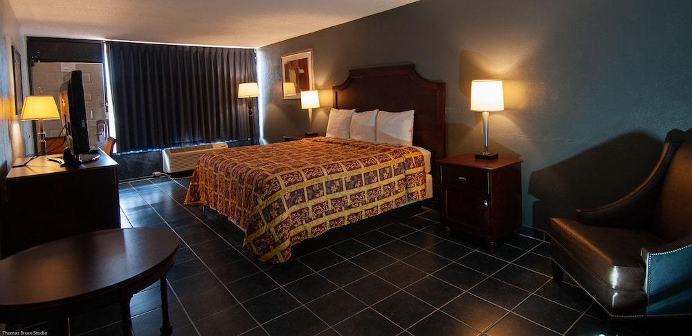 Express Inn & Suites - 5 Miles from St Petersburg Clearwater Airport 25/43