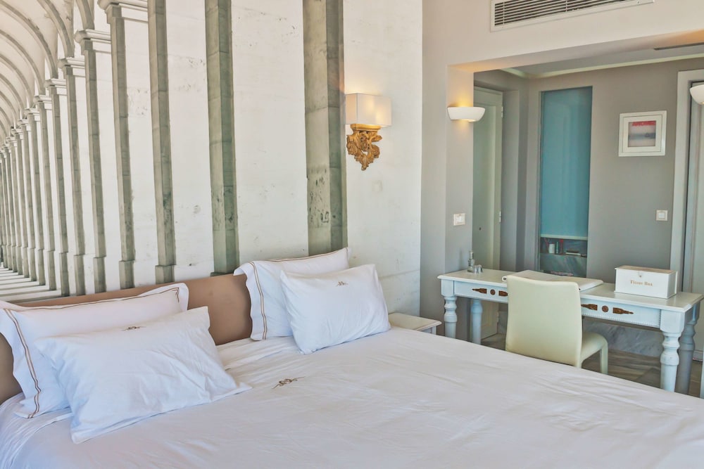 Royal Marmin Bay Boutique and Art Hotel 9/50