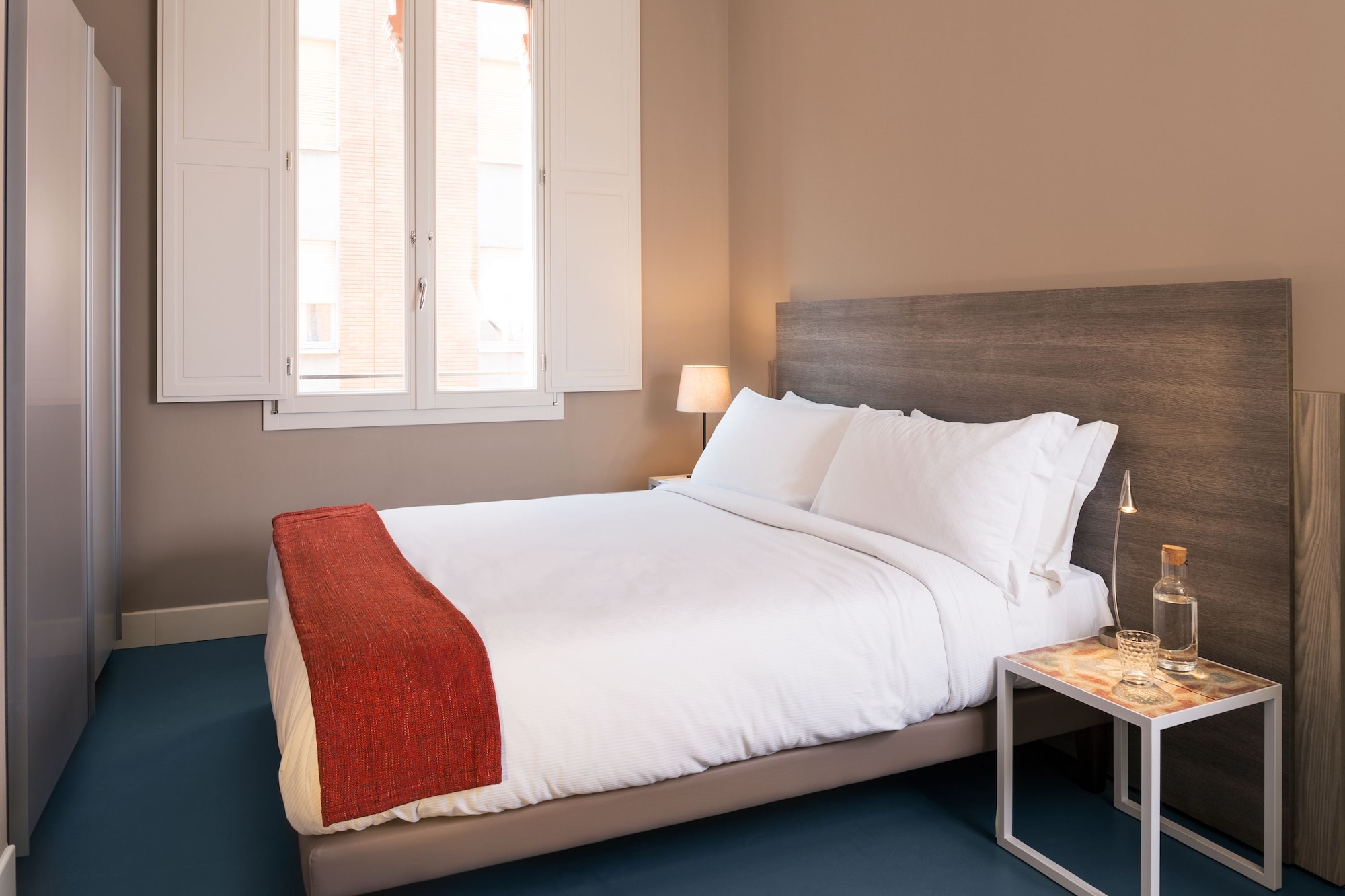 ROOM, DOUBLE OR TWIN BED