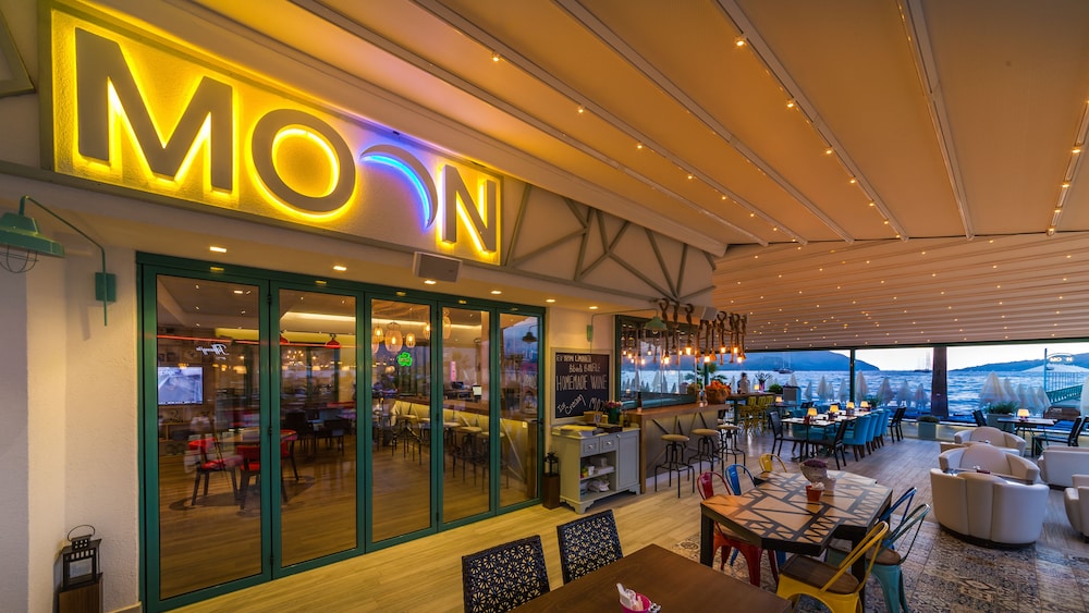 Honeymoon Hotel 12/30