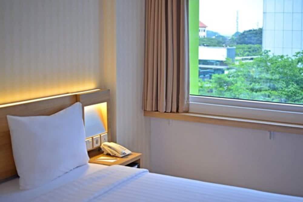Whiz Prime Hotel Basuki Rahmat Malang 17/34