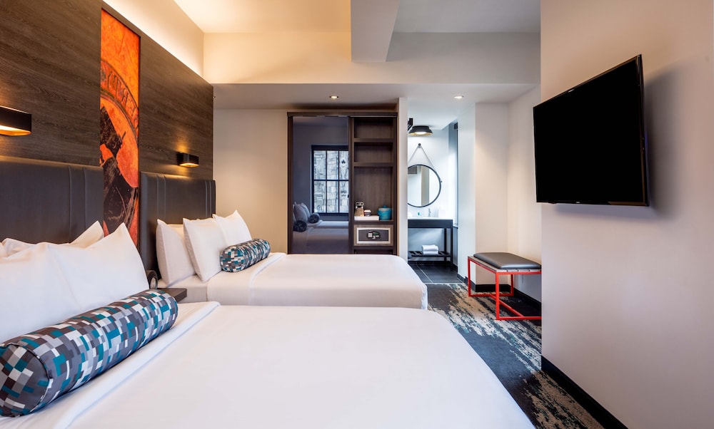 Aloft, 2 Queen Beds, Corner