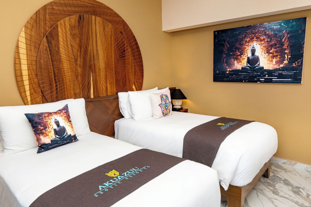 LUXURY, TWIN BEDS, PARTIAL SEA VIEW