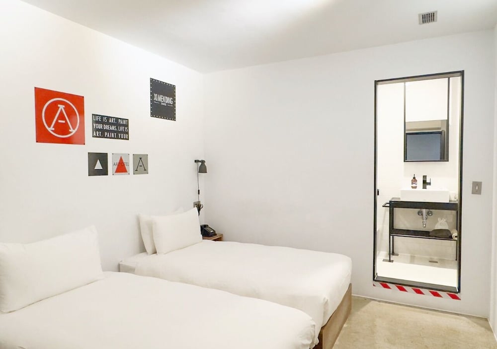 MEDIUM, LOFT, TWIN BEDS, NO WINDOW