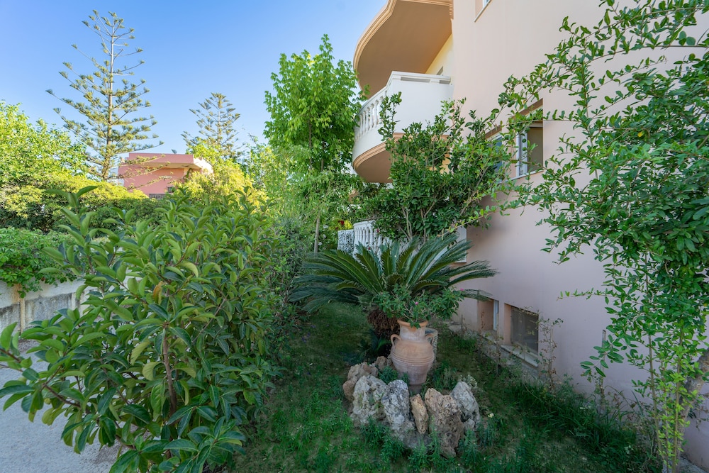GOLDEN ROSE SUITES 55/62