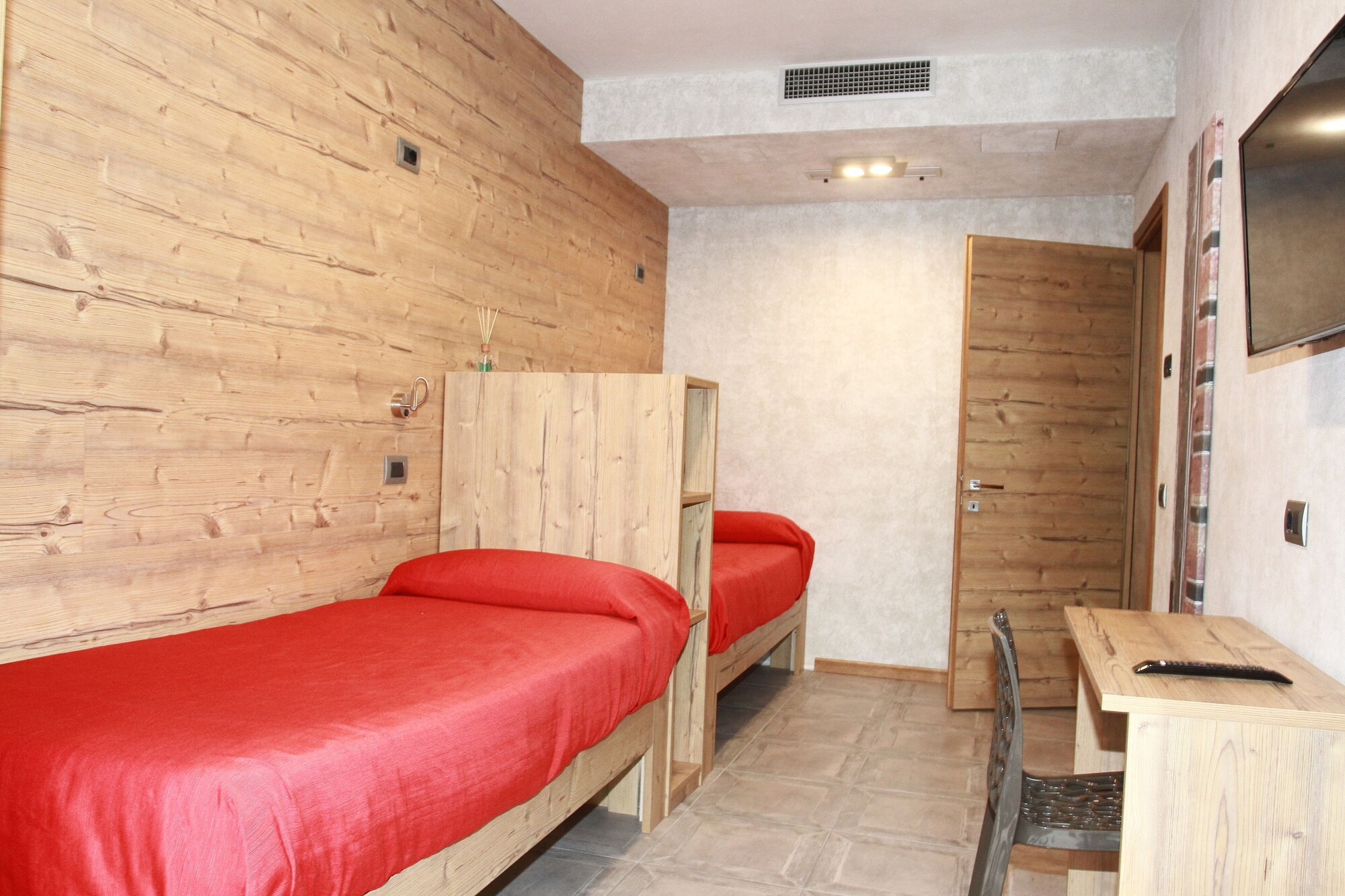 2 Bedrooms, Family Suite, Double and Twin Beds, Private Bathroom