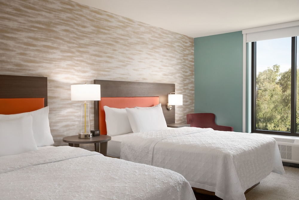 Home2 Suites by Hilton Woodland Hills Los Angeles 12/48