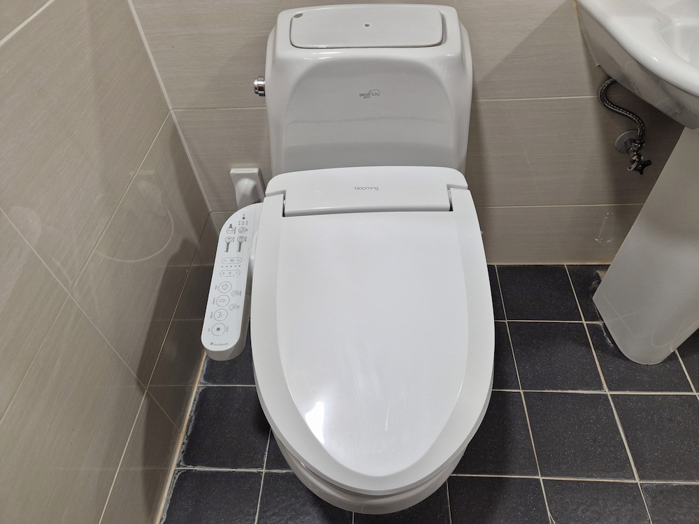 Gwang Jang Hotel 37/38