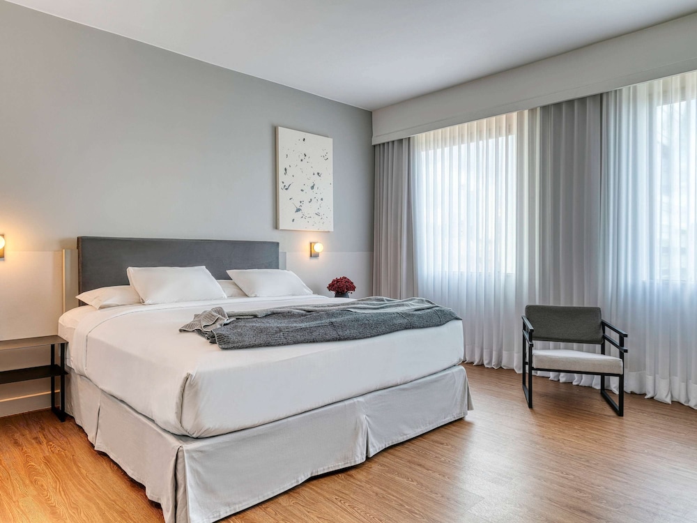 SUPERIOR, QUEEN BED
