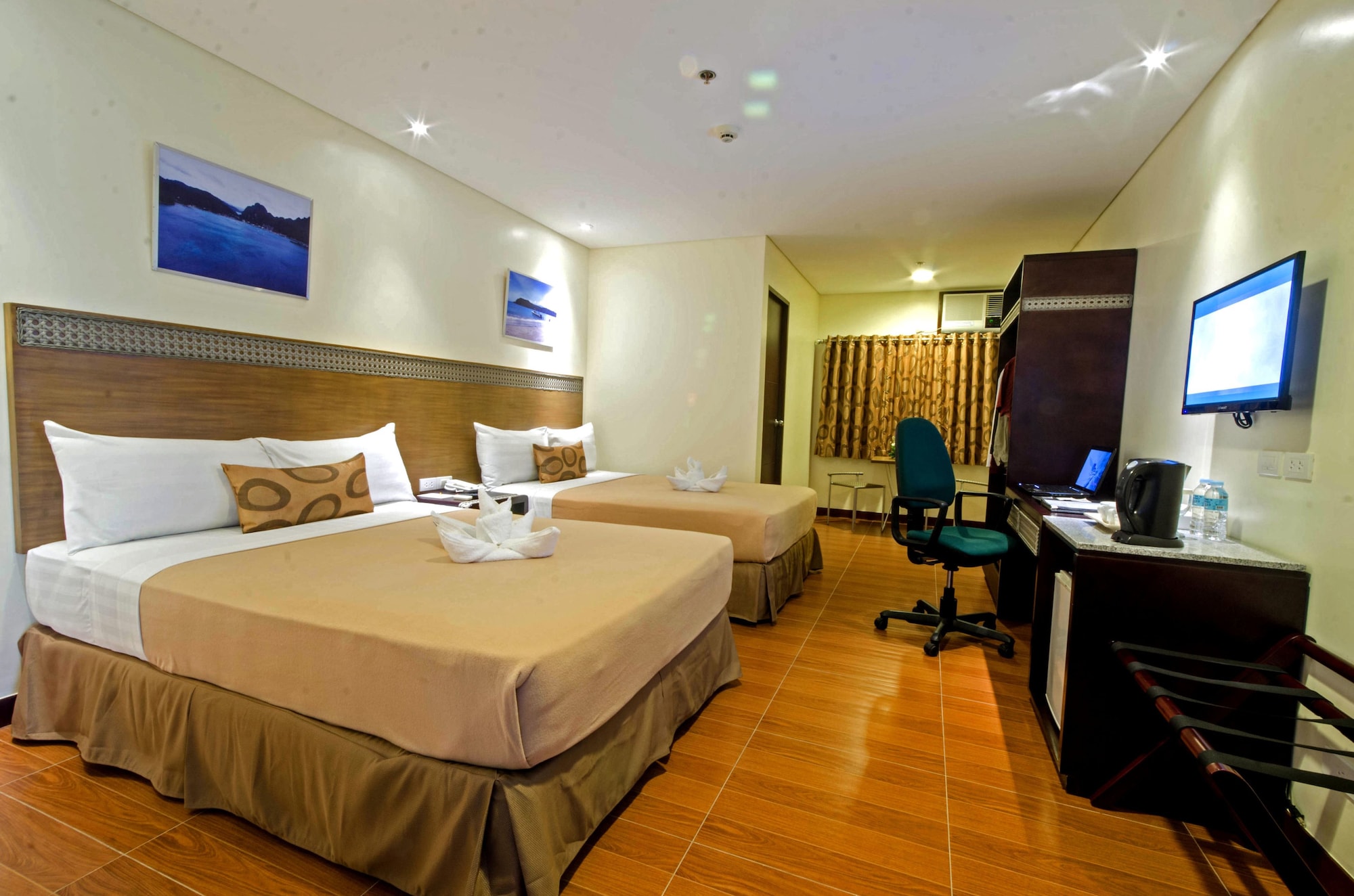 DELUXE, TWIN BEDS