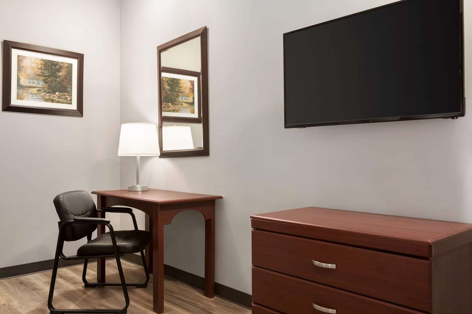 Signature Inn & Suites Hamilton 7/20