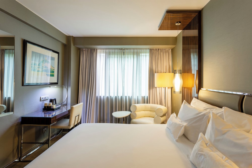 DELUXE, KING BED