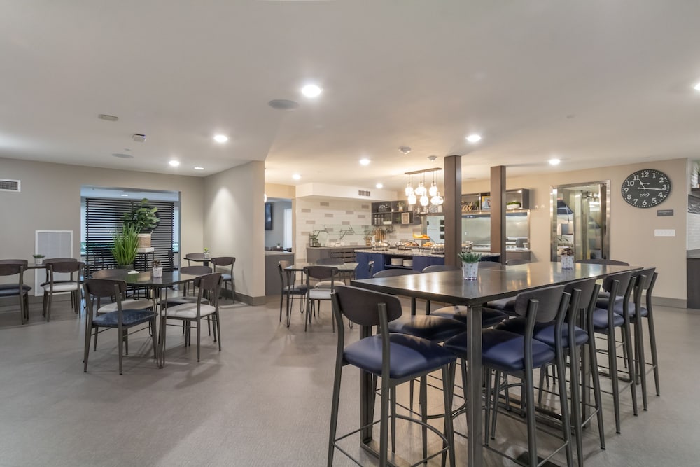 Oxford Suites Portland - Jantzen Beach 45/53