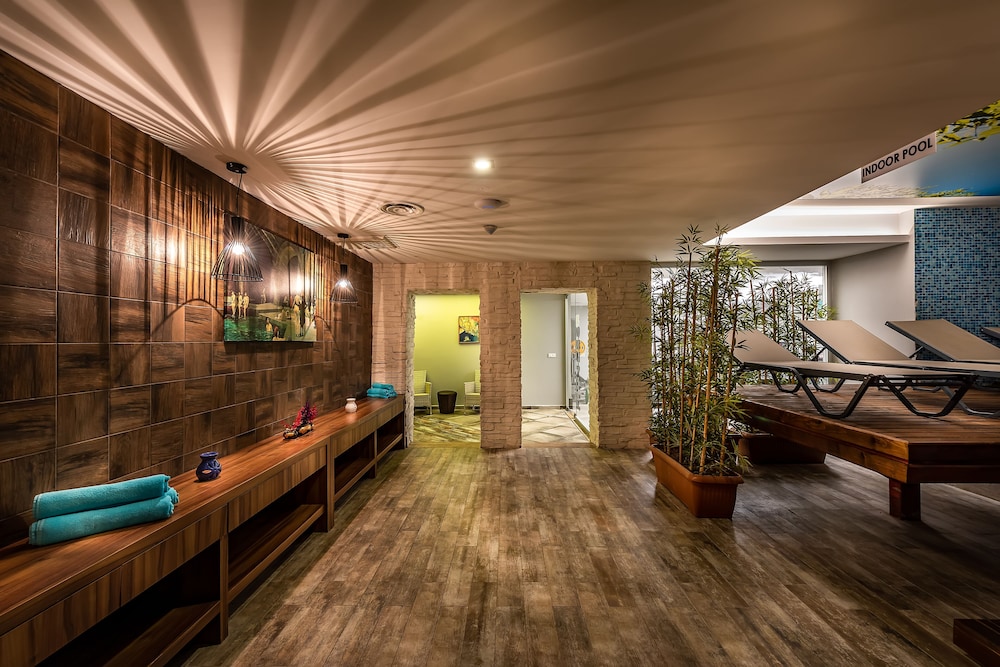 White City Beach - Adults Only +16 14/45