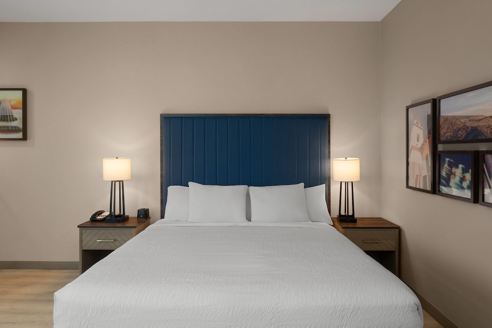 La Quinta Inn & Suites by Wyndham Tracy 24/53