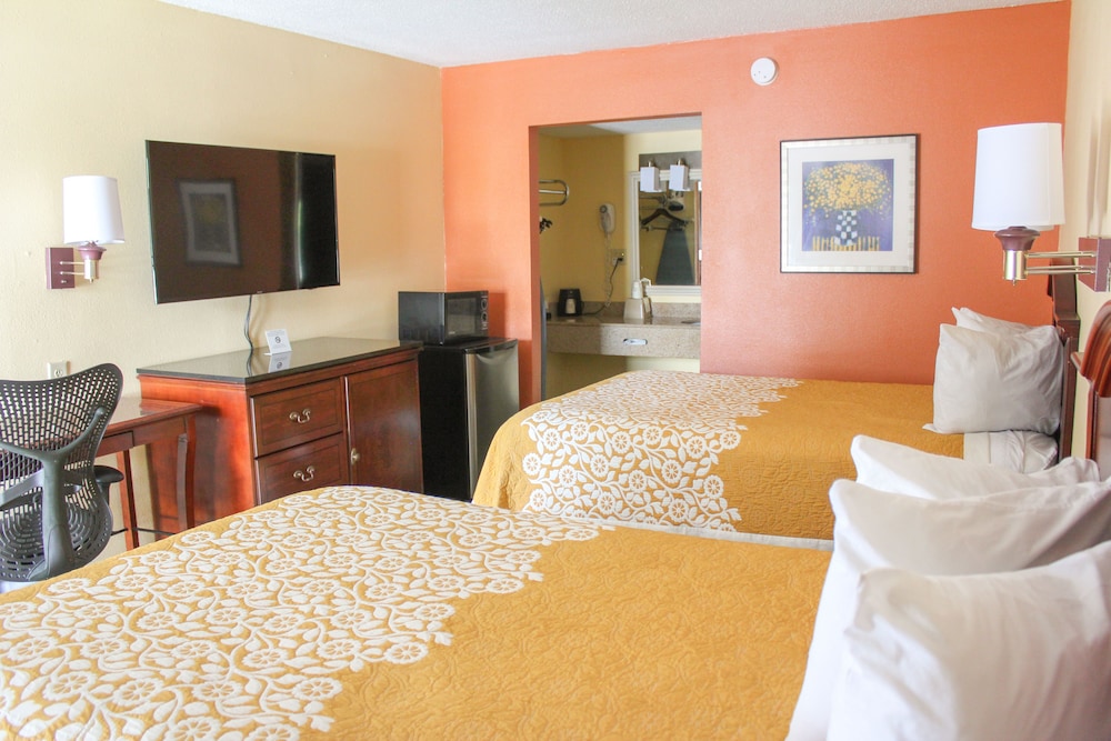Rose Garden Inn & Suites 15/25