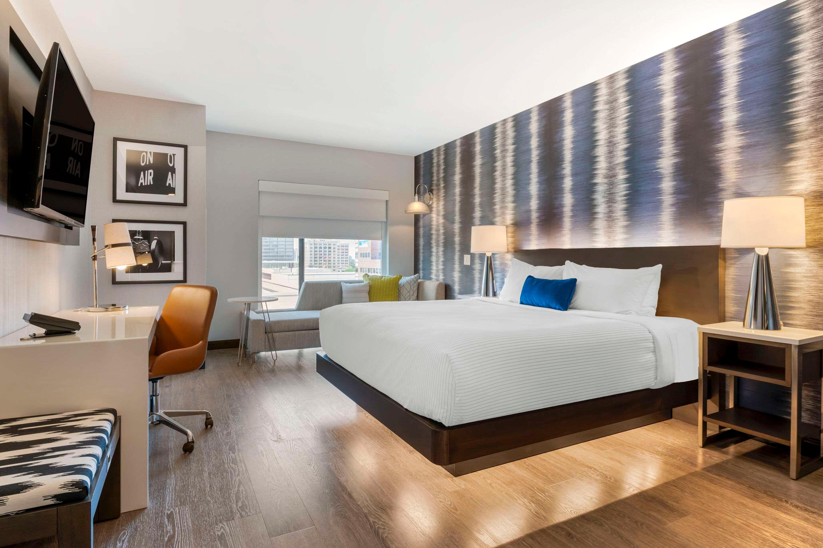 SUITE, KING BED