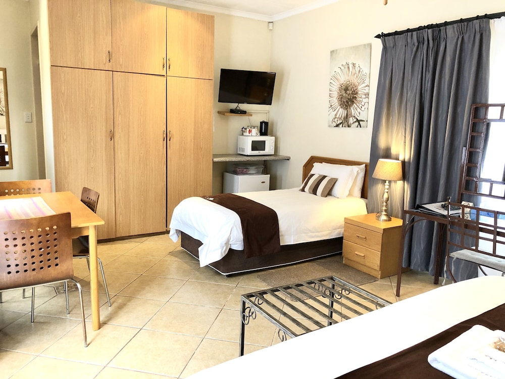 Clubview Guest House 16/40