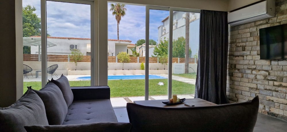 Aqua Luxury Suites 57/76