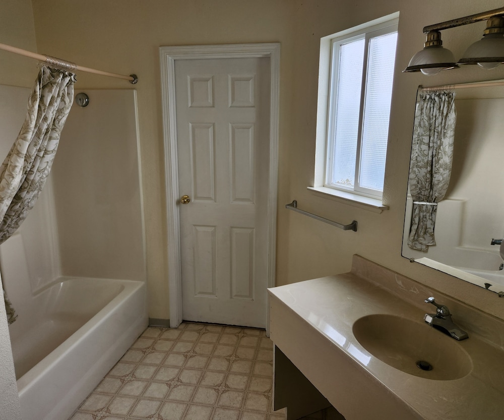 Bayview Inn 44/45