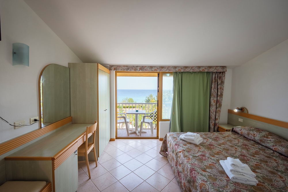 Cala Petrosa Resort. 11/55