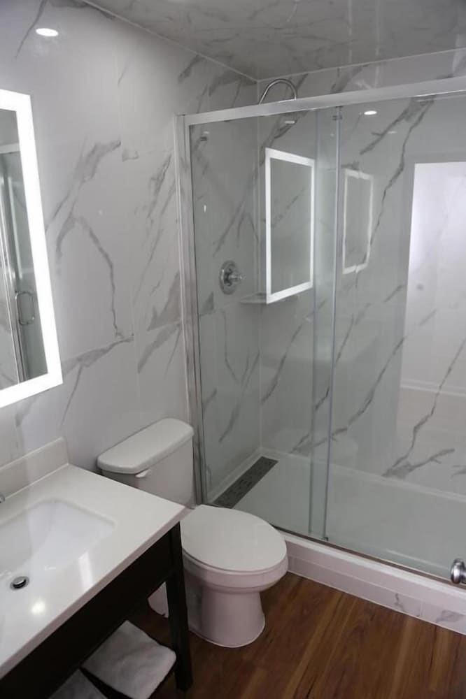Americas Express Inn 20/22
