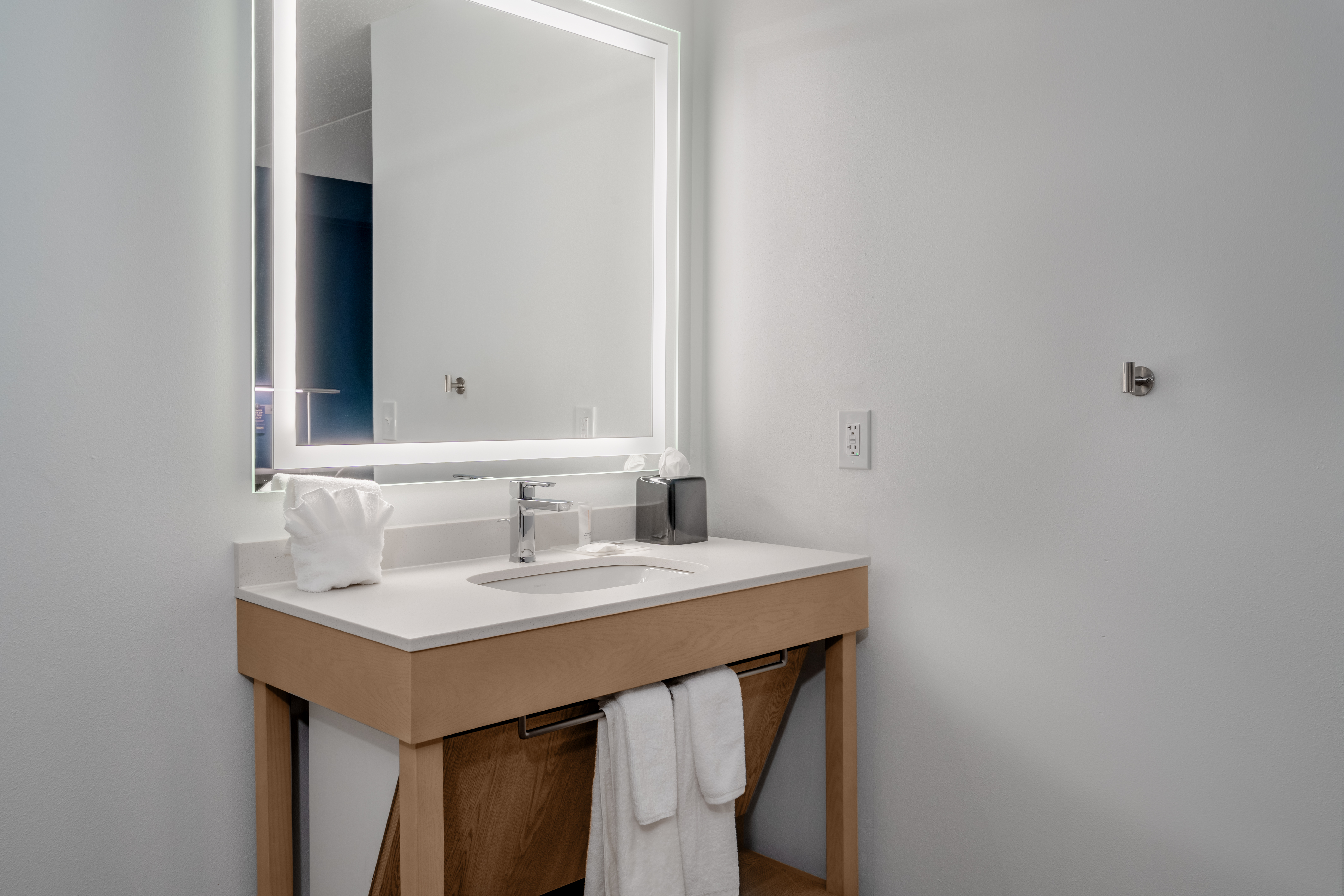 غرفة بسرير كينج مع أريكة بحوض استحمام لذوي الإعاقة، Hyatt Place Mystic 4/6