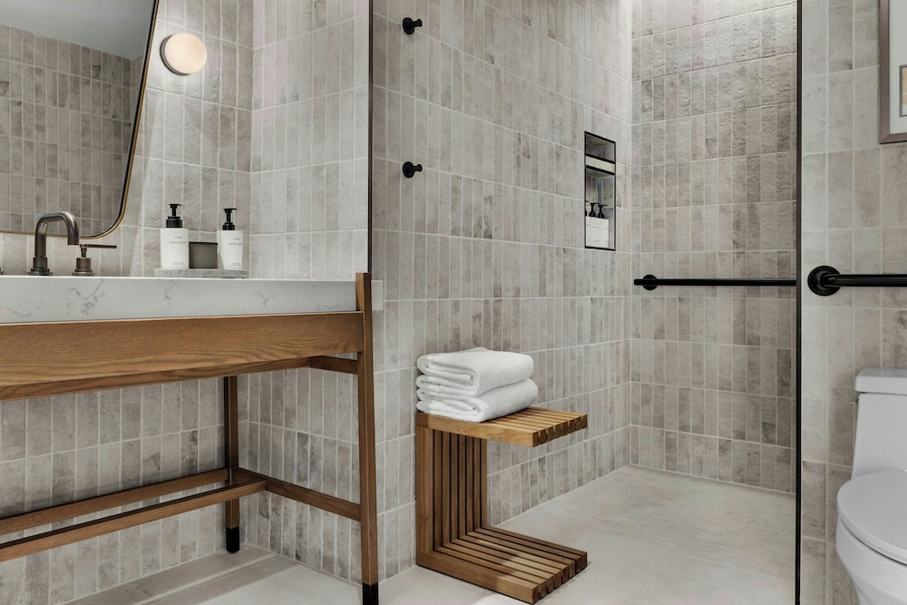 غرفة بسرير كينج بشرفة لذوي الإعاقة، The Limited Hotel Charleston 10/10