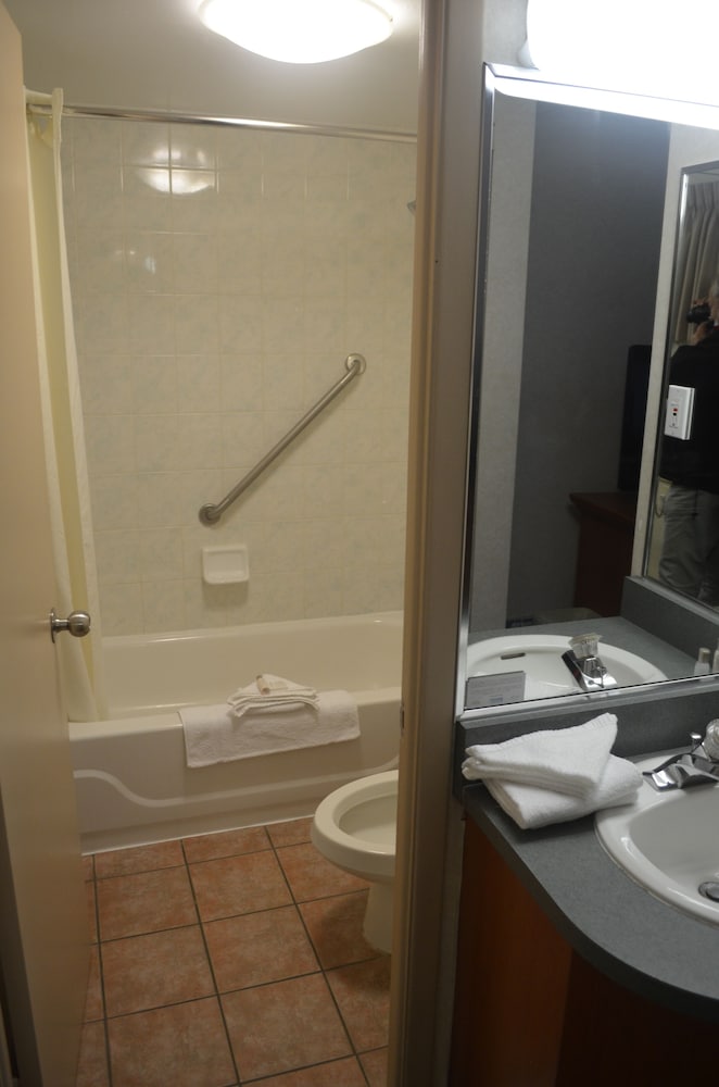 Travelodge by Wyndham Niagara Falls at the Falls 16/35