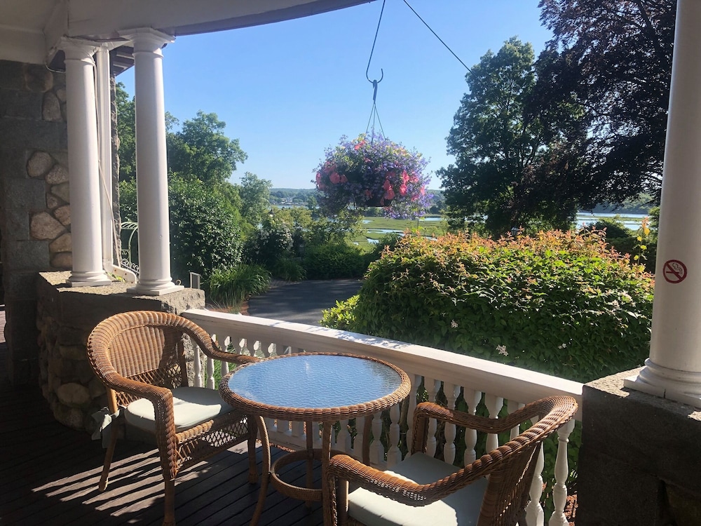 Castle Manor Inn 34/42