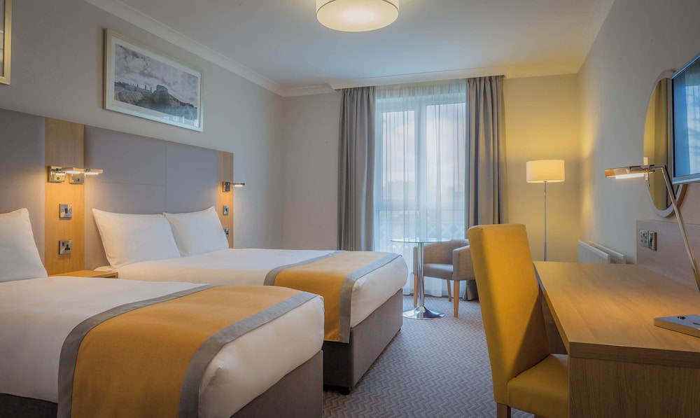 غرفة عائلية صغيرة بسرير مزدوج وسرير فردي، Maldron Hotel Belfast International Airport 3/8