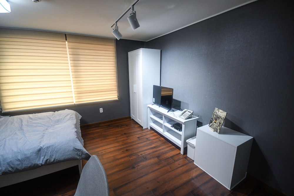 Bluehum Guesthouse - Hostel 8/16