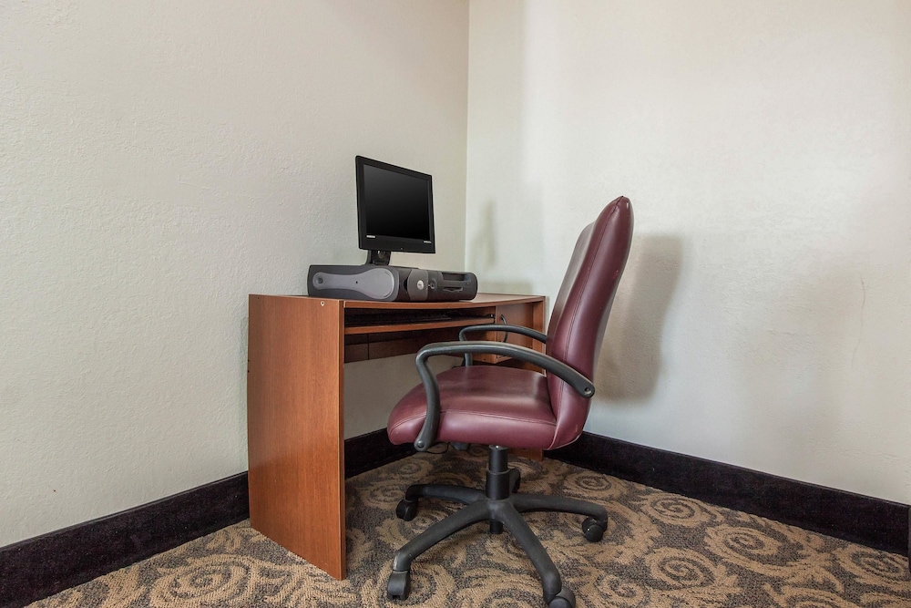 Econo Lodge Lexington, NE 37/44