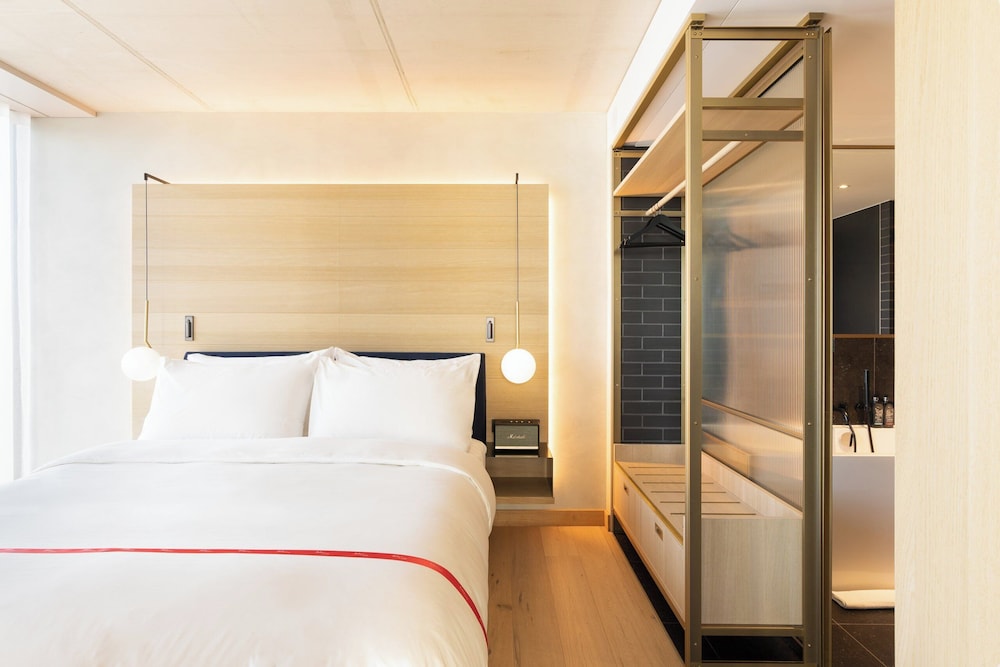 Wow, Queen Bed, Accessible