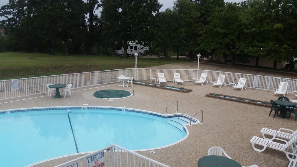 Econo Lodge Branson Theater District 24/40