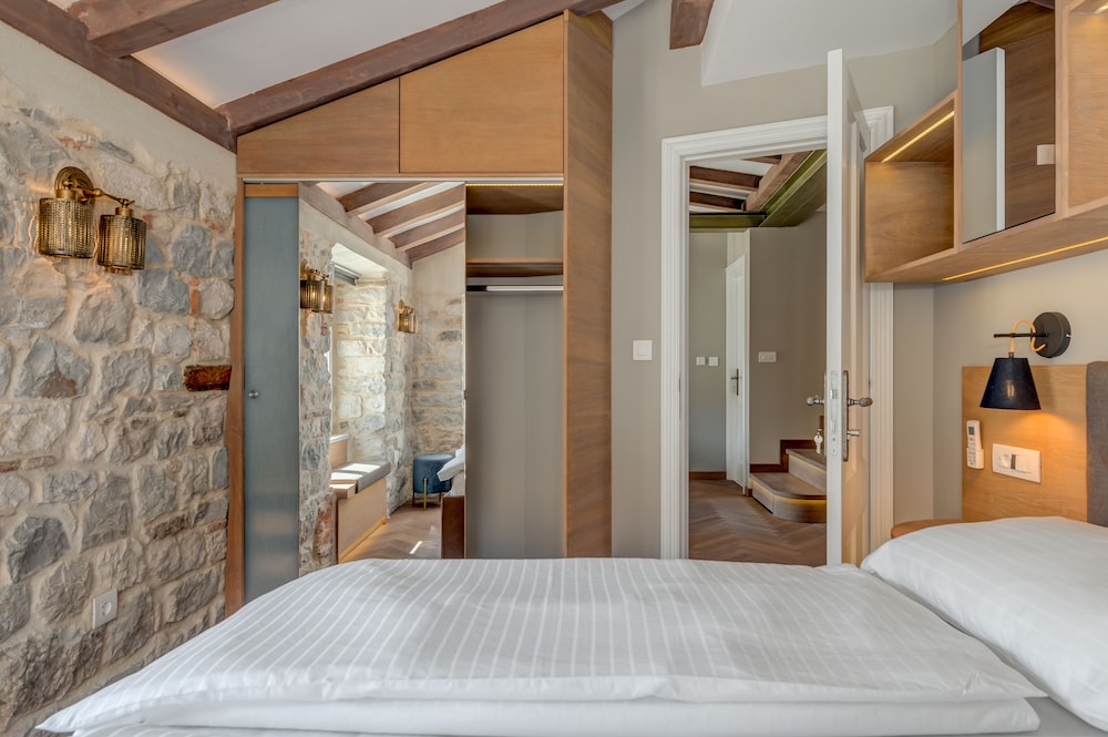 Split Palace Luxury Retreat 7/34