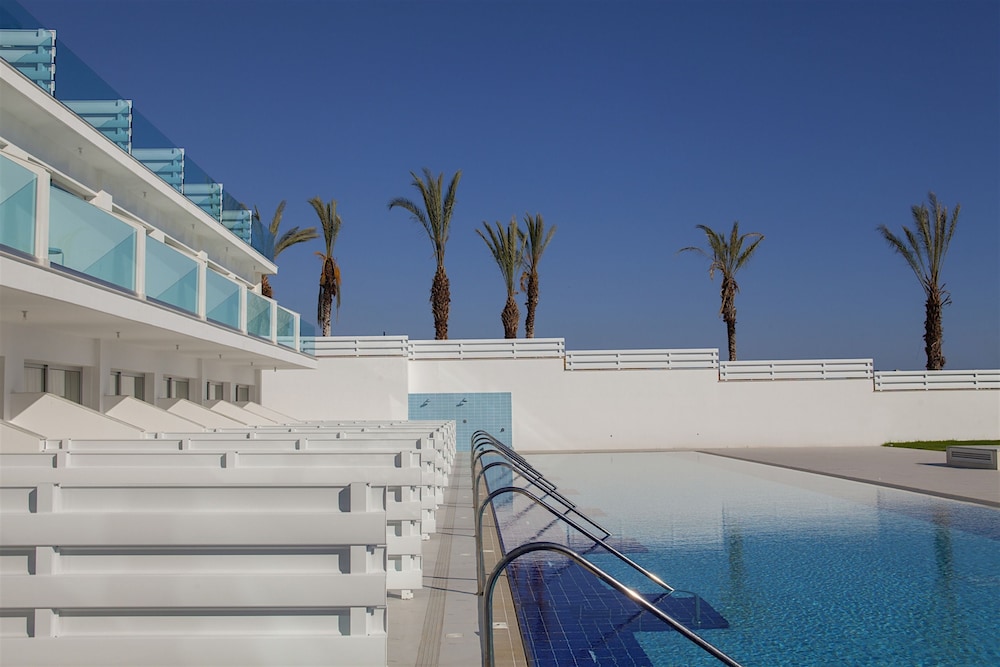 King Evelthon Beach Hotel and Resort in Hlorakas
