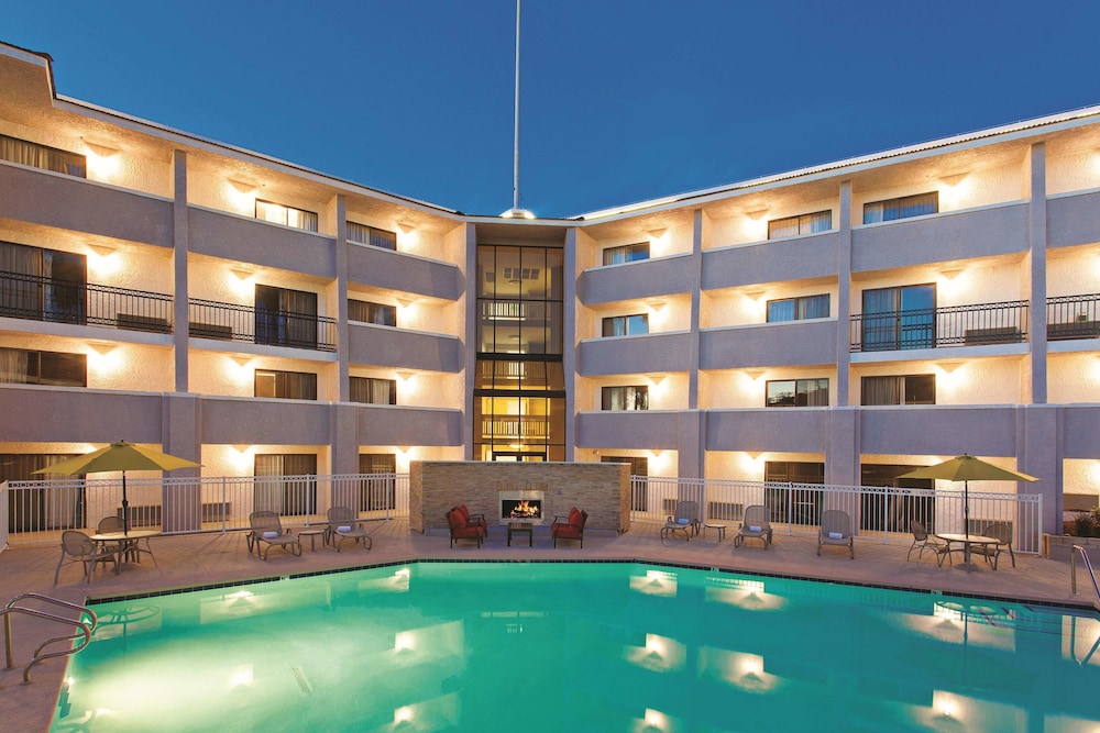 La Quinta Inn & Suites By Wyndham Pomona 5/52