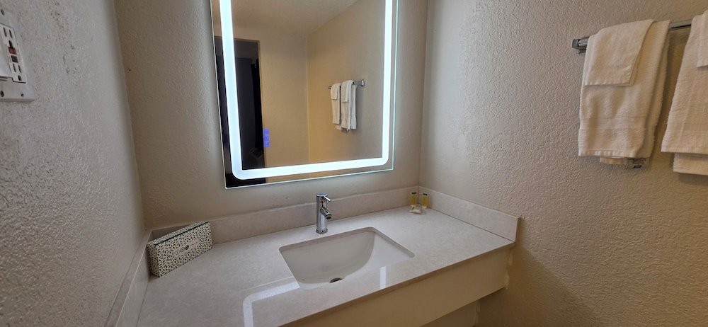 Super 8 by Wyndham Austin South / I-35 23/23