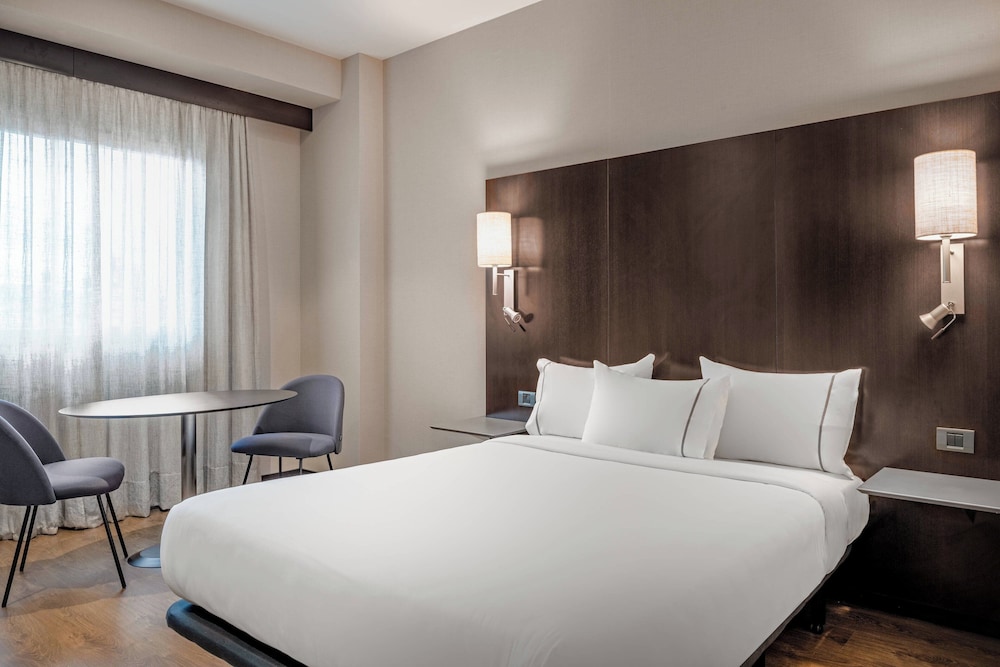 STANDARD, QUEEN BED