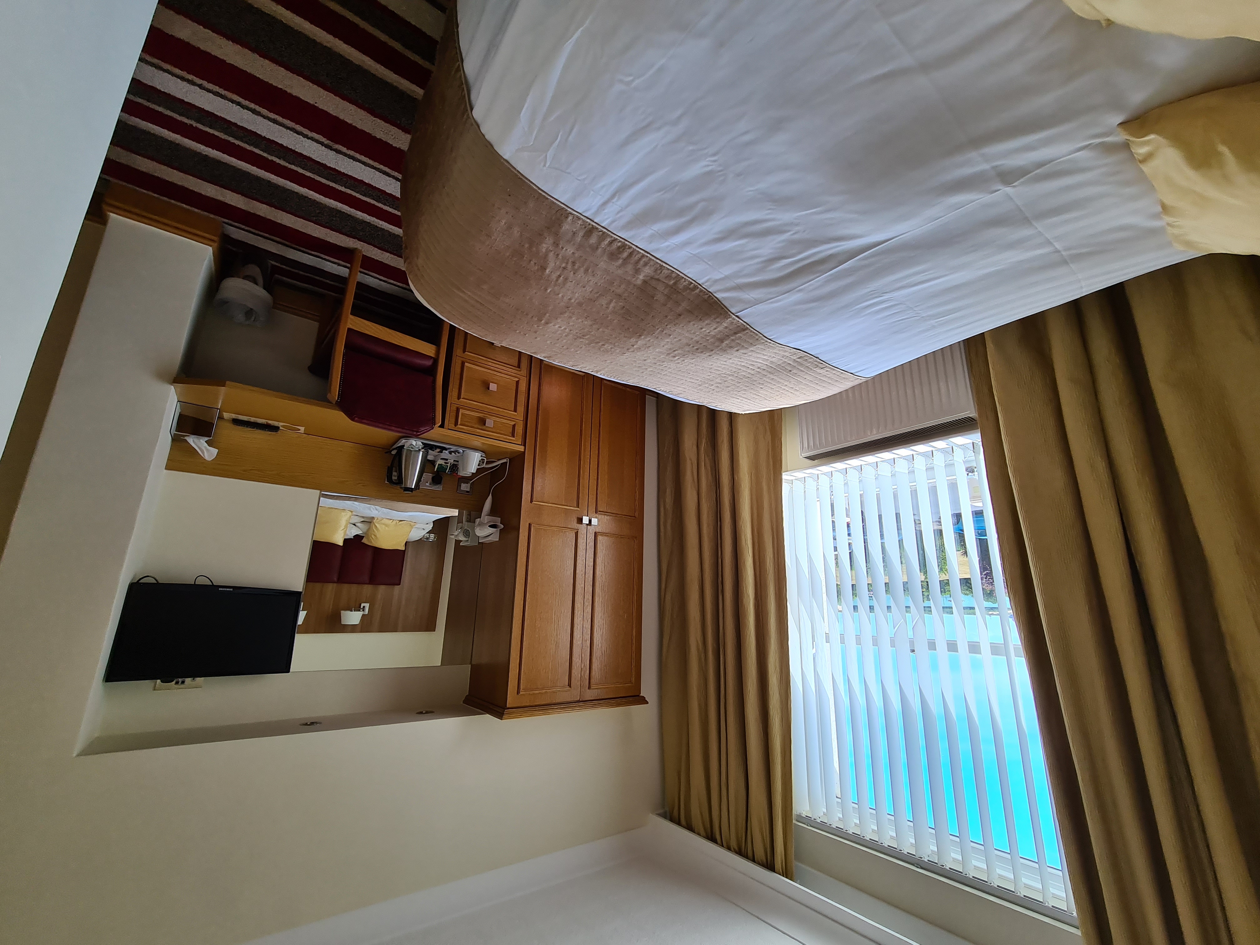 The Royal Hotel 4/49