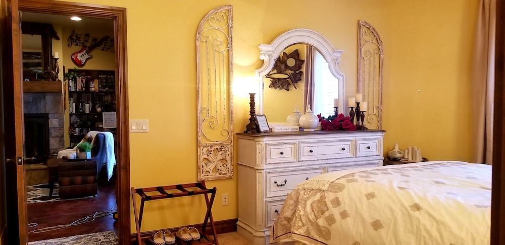 Chateau du Pikes Peak, a Tuscany Retreat 4/43