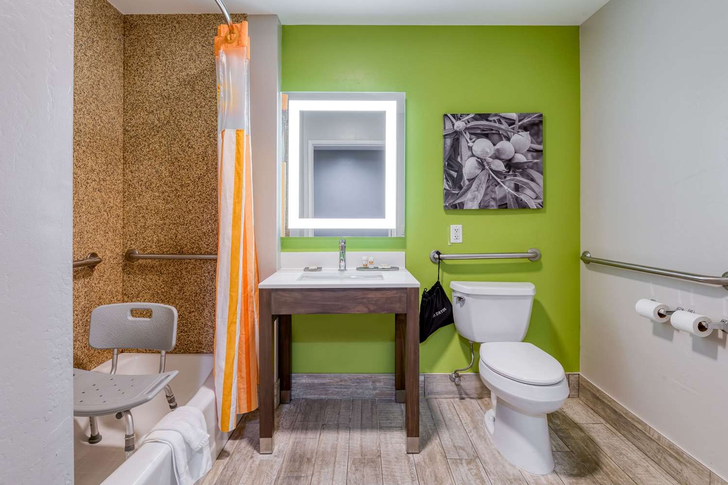 La Quinta Inn & Suites by Wyndham Visalia/Sequoia Gateway 56/60