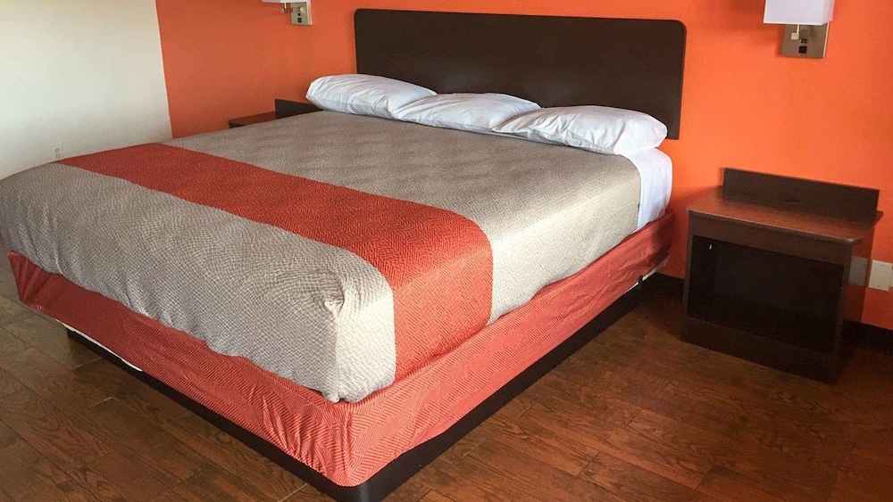 DELUXE, KING BED