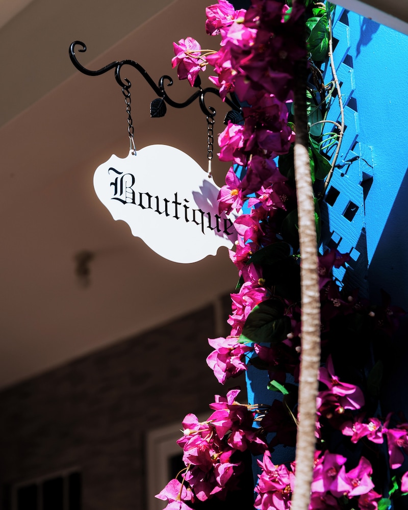 Beachcombers Hotel 10/77